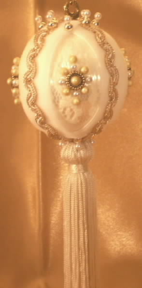 White and gold Christmas tree ornaments